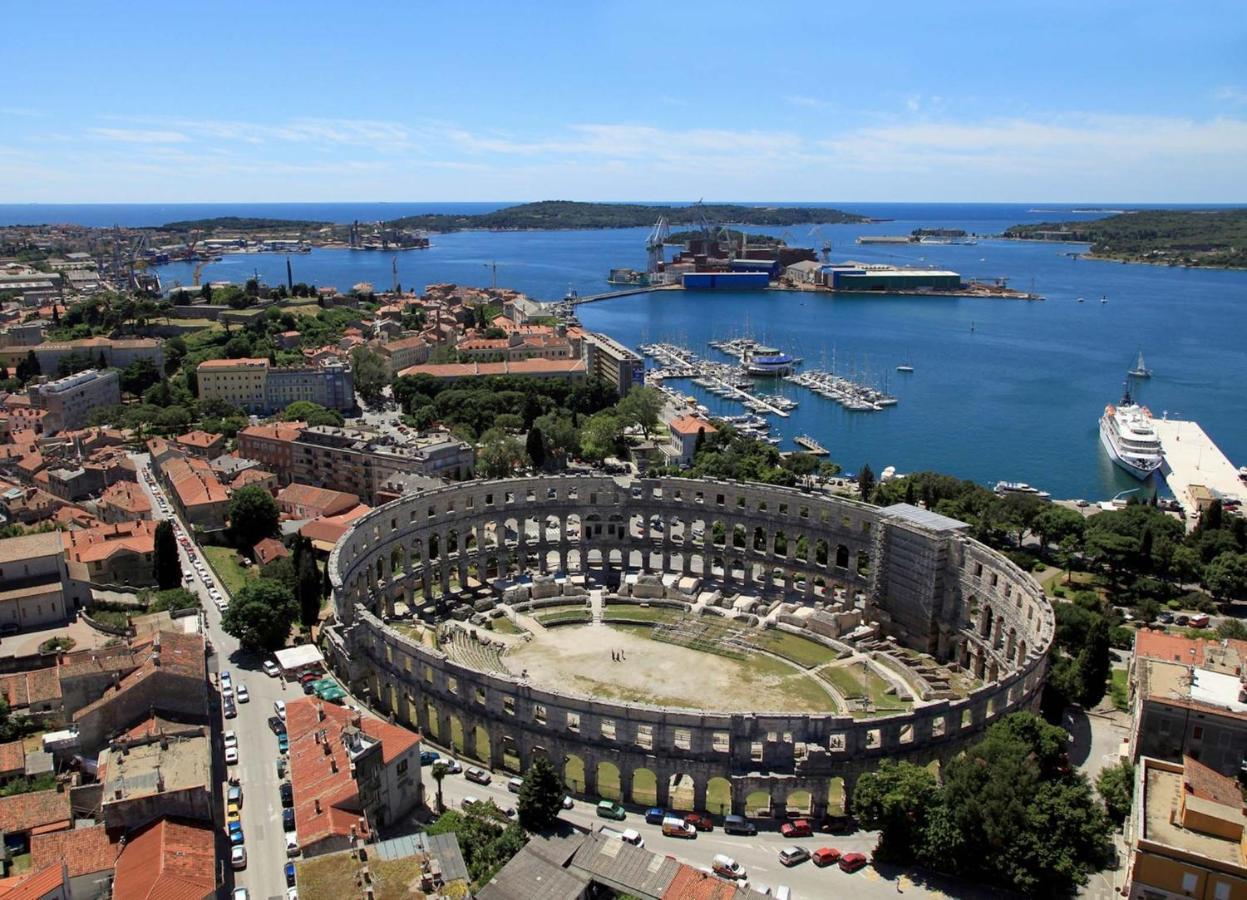 Apartments With A Parking Space Pula - 16053 Exterior foto